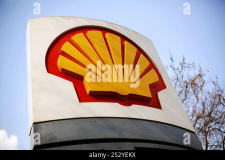 Dossier photo datée du 08/04/15 d'un logo d'entreprise dans une station-service Shell à Londres. Shell a déclaré qu'elle s'attend à prendre un coup de trésorerie de 1,3 milliards de dollars américains (1,04 milliards de livres sterling) au cours du dernier trimestre des paiements pour les certificats d'émissions. Le major de l'énergie a déclaré mercredi que la redevance est «liée au calendrier des paiements des certificats d'émissions» en Allemagne et aux États-Unis. Date d'émission : mercredi 8 janvier 2025. Banque D'Images