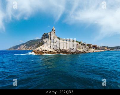 Beau pêcheur de la ville de Portovenere (Site du patrimoine de l'UNESCO) vue de mer (près de Cinque Terre, Ligurie, Italie). Église Chiesa di San Pietro Banque D'Images