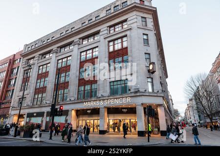 Londres, Royaume-Uni. 7 janvier 2025. Les membres du public passent devant le magasin Marble Arch de Marks & Spencer sur Oxford Street. En décembre 2024, Angela Rayner, secrétaire aux collectivités, a approuvé la démolition et le réaménagement du bâtiment historique des années 1920, malgré le lobbying soutenu des militants du patrimoine pour le sauver. Crédit : Mark Kerrison/Alamy Live News Banque D'Images