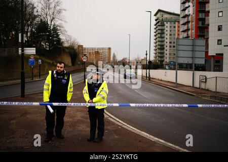 Policiers sur Woolwich Church Road à Woolwich, au sud de Londres, après qu'un garçon de 14 ans ait été poignardé à mort dans un bus londonien mardi. Date de la photo : mercredi 8 janvier 2025. Banque D'Images