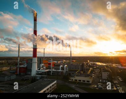 Siauliai, Lituanie - 25 novembre 2024 : vue aérienne la centrale biomasse est une centrale combinée biomasse-chaleur à iauliai, Lituanie. Plan biocarburant Banque D'Images