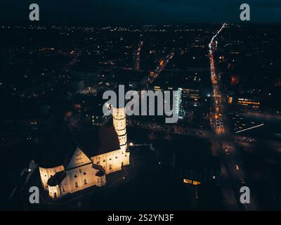 Siauliai, Lituanie - 12 novembre 2024 : survol aérien de l'église catholique romaine illuminée des Saints Pierre et Paul. Siauliai City est un des principaux sites d'intérêt an Banque D'Images