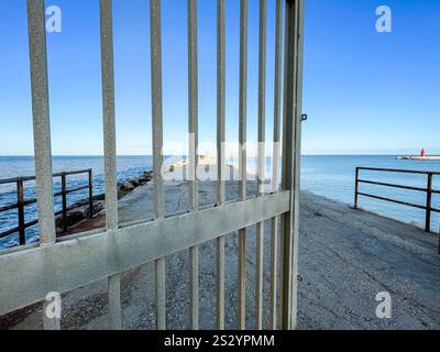 Italie, Trani, la jetée du port local Banque D'Images