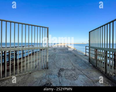 Italie, Trani, la jetée du port local Banque D'Images