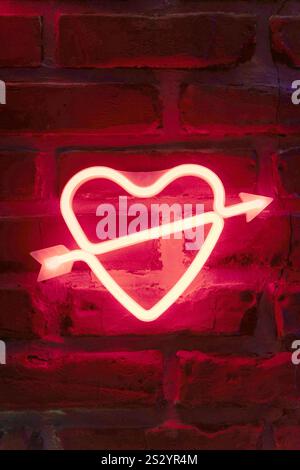 Néon rouge en forme de coeur pour la Saint-Valentin Banque D'Images