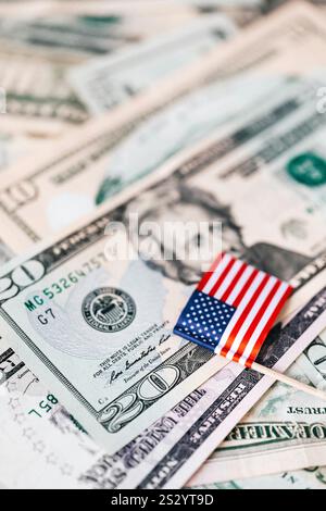 Petit drapeau des États-Unis d'Amérique sur un dollar américain Banque D'Images