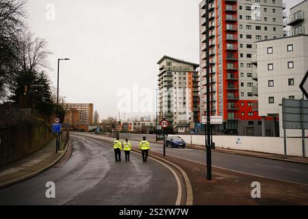 Policiers sur Woolwich Church Road à Woolwich, au sud de Londres, après qu'un garçon de 14 ans ait été poignardé à mort dans un bus londonien mardi. Date de la photo : mercredi 8 janvier 2025. Banque D'Images