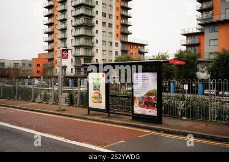 La scène sur Woolwich Church Road à Woolwich, au sud de Londres, après qu'un garçon de 14 ans ait été poignardé à mort dans un bus londonien mardi. Date de la photo : mercredi 8 janvier 2025. Banque D'Images