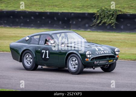 Vergne / Squire 1964 Sunbeam Tiger le Mans Coupe lors de la course RAC TT Celebration au Goodwood Revival 2024, Sussex, Royaume-Uni. Banque D'Images