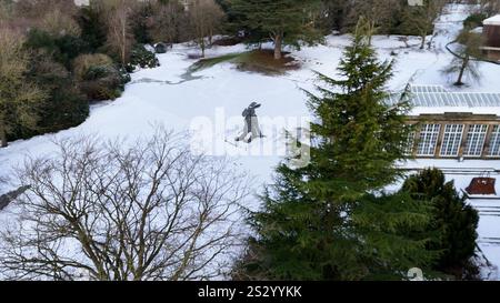 Capture d'écran tirée de PA vidéo de sculptures dans la neige au Yorkshire sculpture Park (YSP), à Wakefield, West Yorkshire. Des avertissements météorologiques pour la neige et la glace sont en vigueur dans une grande partie du Royaume-Uni après de graves inondations et la neige ont causé des perturbations dans les transports et des fermetures d'écoles. Date de la photo : mercredi 8 janvier 2025. Banque D'Images