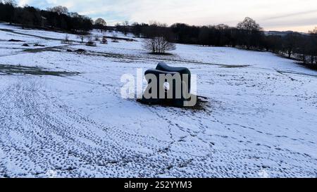 Capture d'écran tirée de PA vidéo de sculptures dans la neige au Yorkshire sculpture Park (YSP), à Wakefield, West Yorkshire. Des avertissements météorologiques pour la neige et la glace sont en vigueur dans une grande partie du Royaume-Uni après de graves inondations et la neige ont causé des perturbations dans les transports et des fermetures d'écoles. Date de la photo : mercredi 8 janvier 2025. Banque D'Images