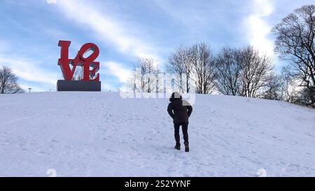 Capture d'écran tirée de PA vidéo de sculptures dans la neige au Yorkshire sculpture Park (YSP), à Wakefield, West Yorkshire. Des avertissements météorologiques pour la neige et la glace sont en vigueur dans une grande partie du Royaume-Uni après de graves inondations et la neige ont causé des perturbations dans les transports et des fermetures d'écoles. Date de la photo : mercredi 8 janvier 2025. Banque D'Images