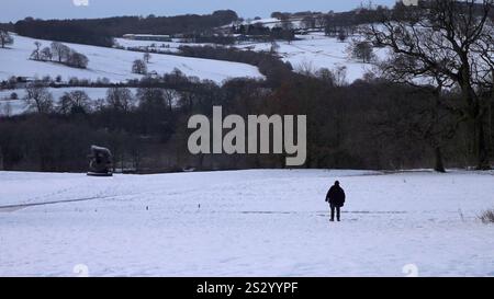 Capture d'écran tirée de PA vidéo de sculptures dans la neige au Yorkshire sculpture Park (YSP), à Wakefield, West Yorkshire. Des avertissements météorologiques pour la neige et la glace sont en vigueur dans une grande partie du Royaume-Uni après de graves inondations et la neige ont causé des perturbations dans les transports et des fermetures d'écoles. Date de la photo : mercredi 8 janvier 2025. Banque D'Images