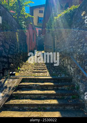 Le beau chemin vers Carzano à Monte Isola, Italie Banque D'Images