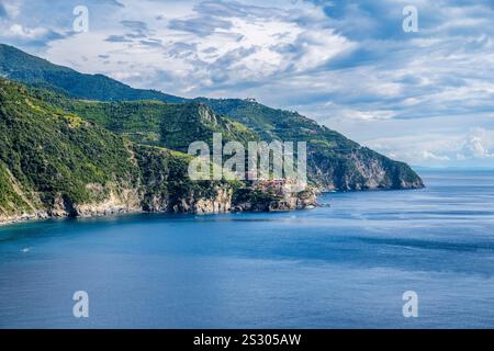 Vue depuis le point de vue à Corniglia regardant vers le sud-est en direction de Manarola dans le parc national des Cinque Terre dans la région Ligurie du nord-ouest de l'Italie Banque D'Images