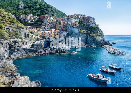 Port isolé dans le village pittoresque de Manarola dans le parc national des Cinque Terre dans la région Ligurie du nord-ouest de l'Italie Banque D'Images