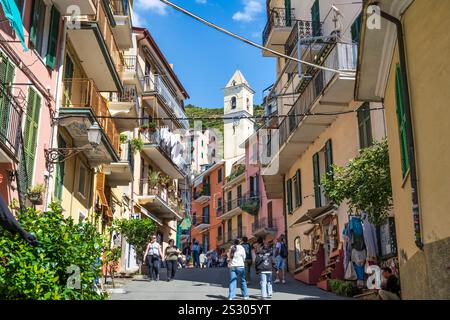 Touristes sur la via Antonio Discovolo dans le pittoresque village de pêcheurs de Manarola dans le parc national des Cinque Terre dans la région Ligurie du nord-ouest de l'Italie Banque D'Images