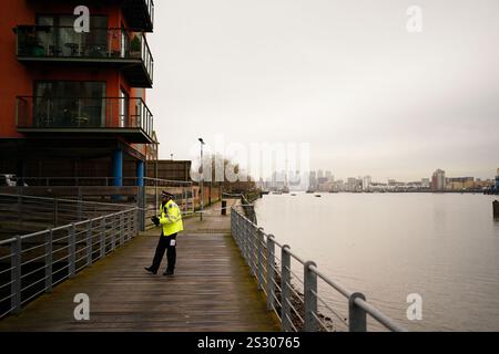 Un policier près de la scène sur Woolwich Church Road à Woolwich, au sud de Londres, après qu'un garçon de 14 ans ait été poignardé à mort dans un bus londonien mardi. Date de la photo : mercredi 8 janvier 2025. Banque D'Images