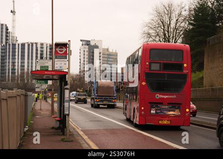 La scène sur Woolwich Church Road à Woolwich, au sud de Londres, après qu'un garçon de 14 ans ait été poignardé à mort dans un bus londonien mardi. Date de la photo : mercredi 8 janvier 2025. Banque D'Images