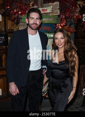 Londres, Royaume-Uni. 07 janvier 2025. Scott McGlynn et April Banbury ont assisté à une séance photo et à la projection de 'Geordie Shore' au Thai Square Trafalgar Square à Londres. Crédit : SOPA images Limited/Alamy Live News Banque D'Images
