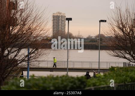 Un policier près de la scène sur Woolwich Church Road à Woolwich, au sud de Londres, après qu'un garçon de 14 ans ait été poignardé à mort dans un bus londonien mardi. Date de la photo : mercredi 8 janvier 2025. Banque D'Images