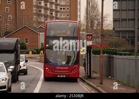 La scène sur Woolwich Church Road à Woolwich, au sud de Londres, après qu'un garçon de 14 ans ait été poignardé à mort dans un bus londonien mardi. Date de la photo : mercredi 8 janvier 2025. Banque D'Images