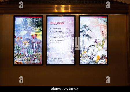 Publicités électroniques de triptyque Hi Tech pour Fordham University sur la mezzanine de Grand Central Station à Midtown Manhattan, New York. Banque D'Images