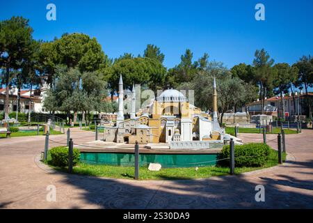 Antalya, Turquie - 16 septembre 2024, Dokuma Park, un parc populaire avec un musée en plein air de monuments turcs miniatures Banque D'Images