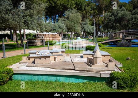 Antalya, Turquie - 16 septembre 2024, Dokuma Park, un parc populaire avec un musée en plein air de monuments turcs miniatures Banque D'Images