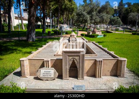 Antalya, Turquie - 16 septembre 2024, Dokuma Park, un parc populaire avec un musée en plein air de monuments turcs miniatures Banque D'Images