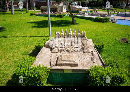 Antalya, Turquie - 16 septembre 2024, Dokuma Park, un parc populaire avec un musée en plein air de monuments turcs miniatures Banque D'Images