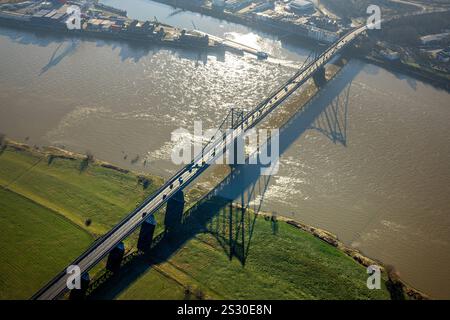 Luftbild, Krefeld-Uerdinger-Brücke über den Fluss Rhein, Rheinaue und Binnenschifffahrt, Mündelheim, Duisburg, Ruhrgebiet, Rhénanie-du-Nord-Westphalie, Deutschland ACHTUNGxMINDESTHONORARx60xEURO *** vue aérienne, Krefeld Uerdinger Bridge au-dessus du Rhin, Rheinaue et navigation intérieure, Mündelheim, Duisburg, région de la Ruhr, Rhénanie-du-Nord-Westphalie, Allemagne ACHTUNGxMINDESTHONORARx60xEURO Banque D'Images