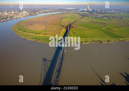 Luftbild, Krefeld-Uerdinger-Brücke über den Fluss Rhein, Rheinaue und Binnenschifffahrt, Mündelheim, Duisburg, Ruhrgebiet, Rhénanie-du-Nord-Westphalie, Deutschland ACHTUNGxMINDESTHONORARx60xEURO *** vue aérienne, Krefeld Uerdinger Bridge au-dessus du Rhin, Rheinaue et navigation intérieure, Mündelheim, Duisburg, région de la Ruhr, Rhénanie-du-Nord-Westphalie, Allemagne ACHTUNGxMINDESTHONORARx60xEURO Banque D'Images