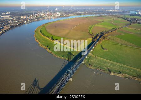 Luftbild, Krefeld-Uerdinger-Brücke über den Fluss Rhein, Rheinaue und Binnenschifffahrt, Mündelheim, Duisburg, Ruhrgebiet, Rhénanie-du-Nord-Westphalie, Deutschland ACHTUNGxMINDESTHONORARx60xEURO *** vue aérienne, Krefeld Uerdinger Bridge au-dessus du Rhin, Rheinaue et navigation intérieure, Mündelheim, Duisburg, région de la Ruhr, Rhénanie-du-Nord-Westphalie, Allemagne ACHTUNGxMINDESTHONORARx60xEURO Banque D'Images