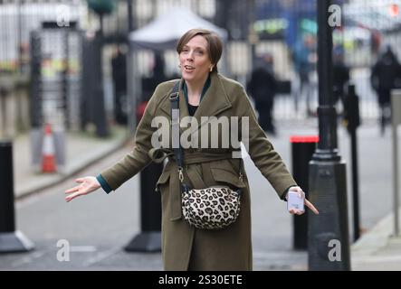 Londres, Royaume-Uni, 8 janvier 2025. Jess Phillips sur Downing Street en route pour PMQ, où elle a décrit sa crainte pour sa propre sécurité après les messages abusifs d'Elon Musk sur les gangs de toilettage. Crédit : Monica Wells/Alamy Live News Banque D'Images