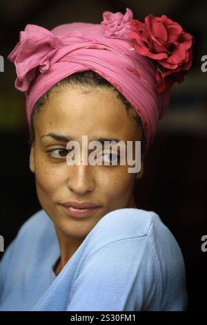 La jeune auteure anglaise Zadie Smith, dont le premier roman White Teeth a été un BEST-seller, photographiée au Festival international du livre d'Édimbourg où elle a donné une conférence sur son travail. Banque D'Images