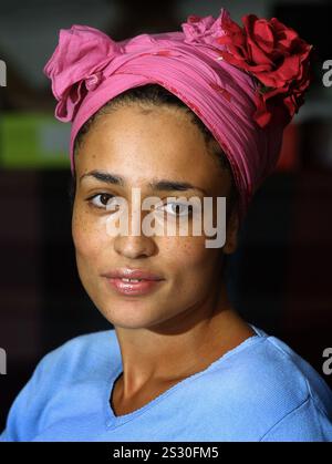 La jeune auteure anglaise Zadie Smith, dont le premier roman White Teeth a été un BEST-seller, photographiée au Festival international du livre d'Édimbourg où elle a donné une conférence sur son travail. Banque D'Images