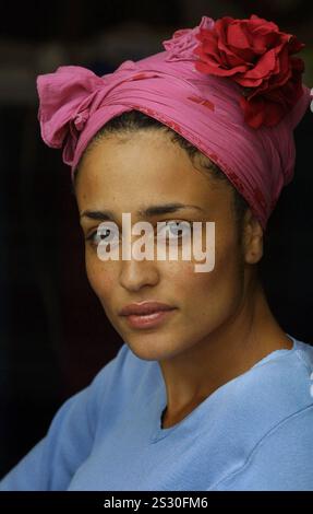 La jeune auteure anglaise Zadie Smith, dont le premier roman White Teeth a été un BEST-seller, photographiée au Festival international du livre d'Édimbourg où elle a donné une conférence sur son travail. Banque D'Images