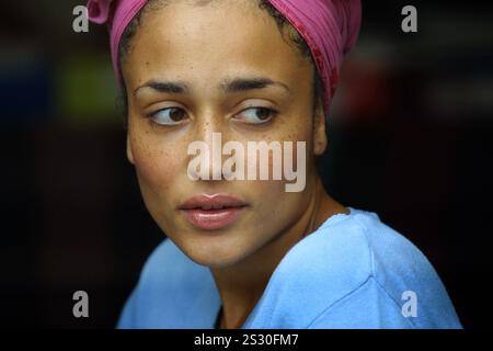 La jeune auteure anglaise Zadie Smith, dont le premier roman White Teeth a été un BEST-seller, photographiée au Festival international du livre d'Édimbourg où elle a donné une conférence sur son travail. Banque D'Images