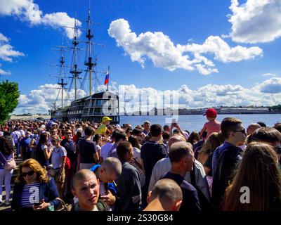Pétersbourg, Russie - 26 juillet 2020 : les gens regardent les célébrations annuelles pour la Journée de la Marine sur le quai de la rivière Neva. Banque D'Images