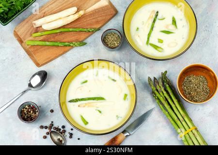 Soupe à la crème diététique avec des asperges blanches et vertes dans un bol. Pose à plat. Banque D'Images