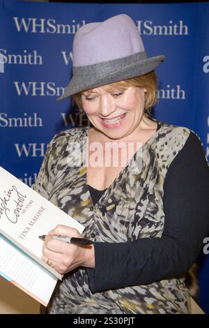 Tina Malone signe son autobiographie « Back in Control » au WH Smith Trafford Centre Manchester, Royaume-Uni Banque D'Images