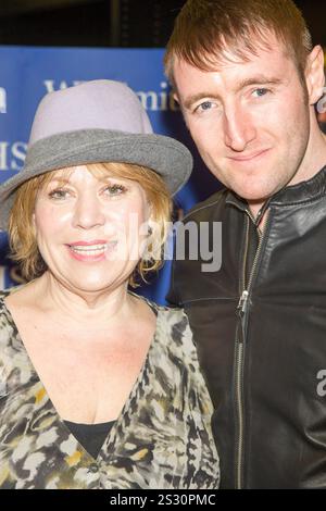 Tina Malone avec son mari Paul signe son autobiographie 'Back in Control' au WH Smith Trafford Centre Manchester, Royaume-Uni Banque D'Images