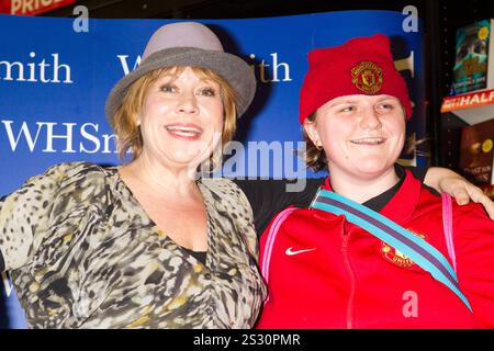 Tina Malone signe son autobiographie « Back in Control » au WH Smith Trafford Centre Manchester, Royaume-Uni Banque D'Images