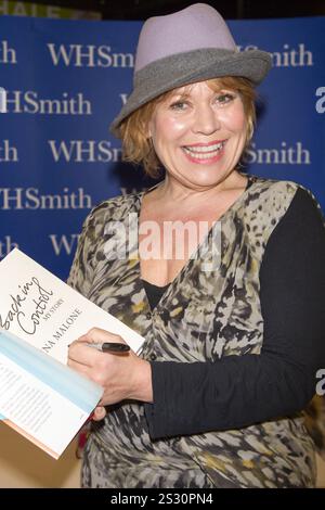 Tina Malone signe son autobiographie « Back in Control » au WH Smith Trafford Centre Manchester, Royaume-Uni Banque D'Images