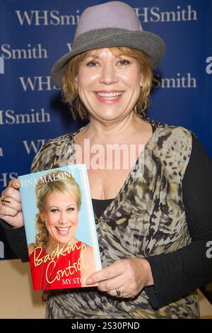 Tina Malone signe son autobiographie « Back in Control » au WH Smith Trafford Centre Manchester, Royaume-Uni Banque D'Images