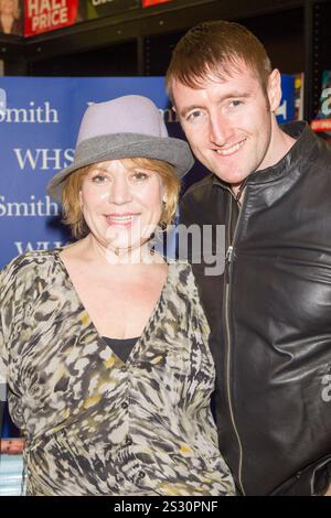 Tina Malone avec son mari Paul signe son autobiographie 'Back in Control' au WH Smith Trafford Centre Manchester, Royaume-Uni Banque D'Images