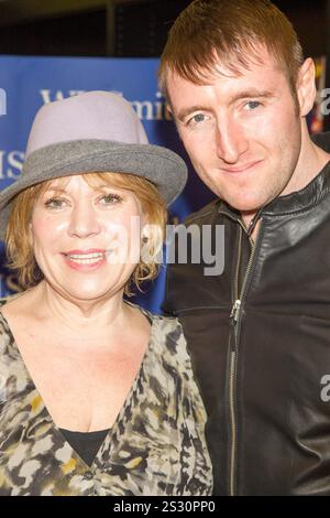 Tina Malone avec son mari Paul signe son autobiographie 'Back in Control' au WH Smith Trafford Centre Manchester, Royaume-Uni Banque D'Images