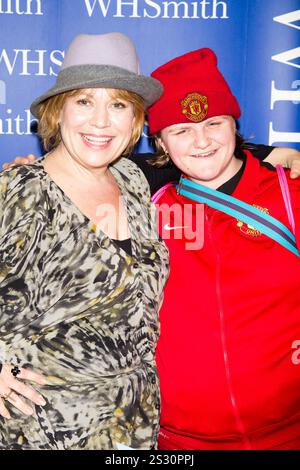 Tina Malone signe son autobiographie « Back in Control » au WH Smith Trafford Centre Manchester, Royaume-Uni Banque D'Images