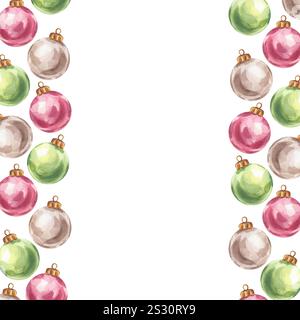 Cadre de boules d'arbre de Noël, jouets en argent rouge vert. Décorations lumineuses et colorées du nouvel an. Illustration d'aquarelle dessinée à la main isolée sur le dos blanc Banque D'Images